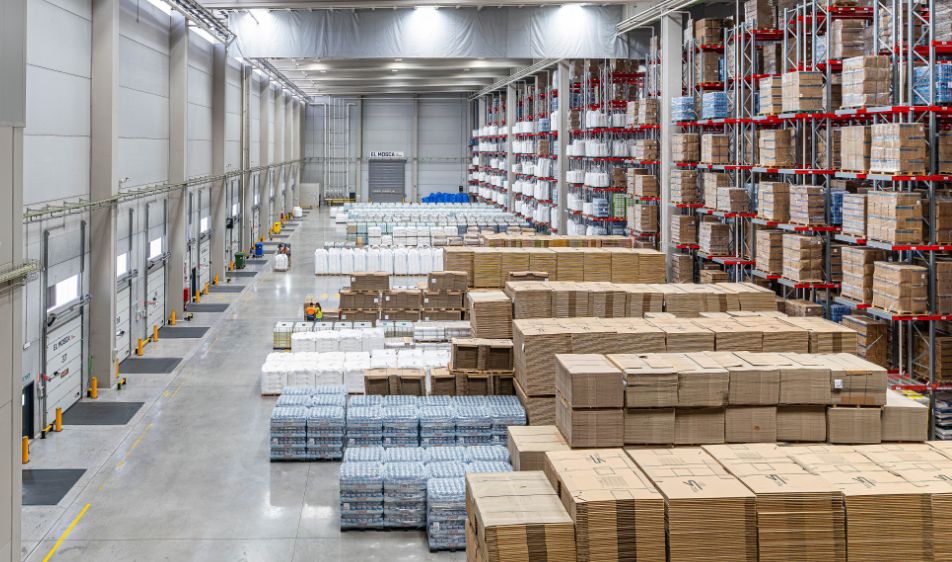 Almacén logístico con mercancías almacenadas.