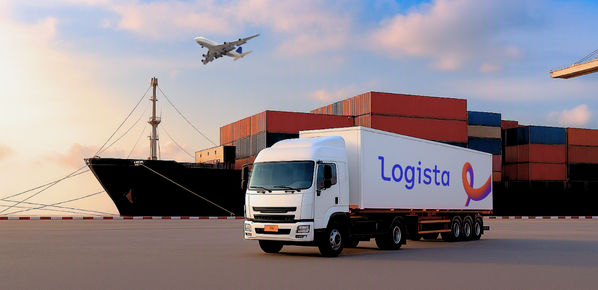 Camión Logista junto a buque portacontenedores. 